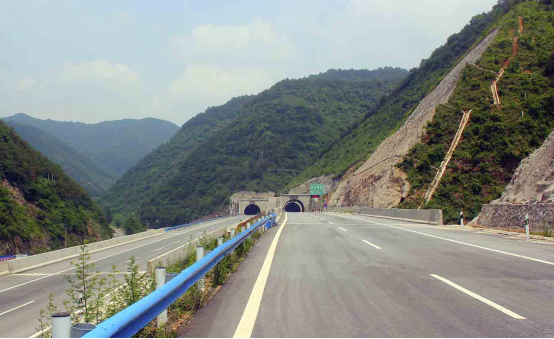 Xiaoshan Tunnel on Lingbao-Lushi Section of Sanmenxia-Xichuan Expressway